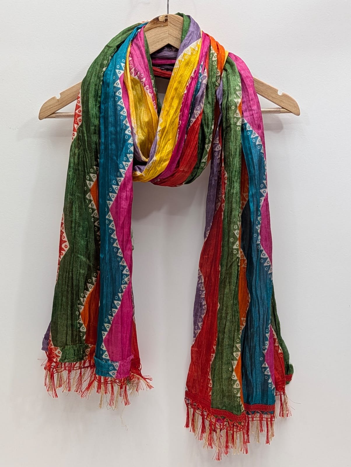 Multicolor striped synthetic fibre stole