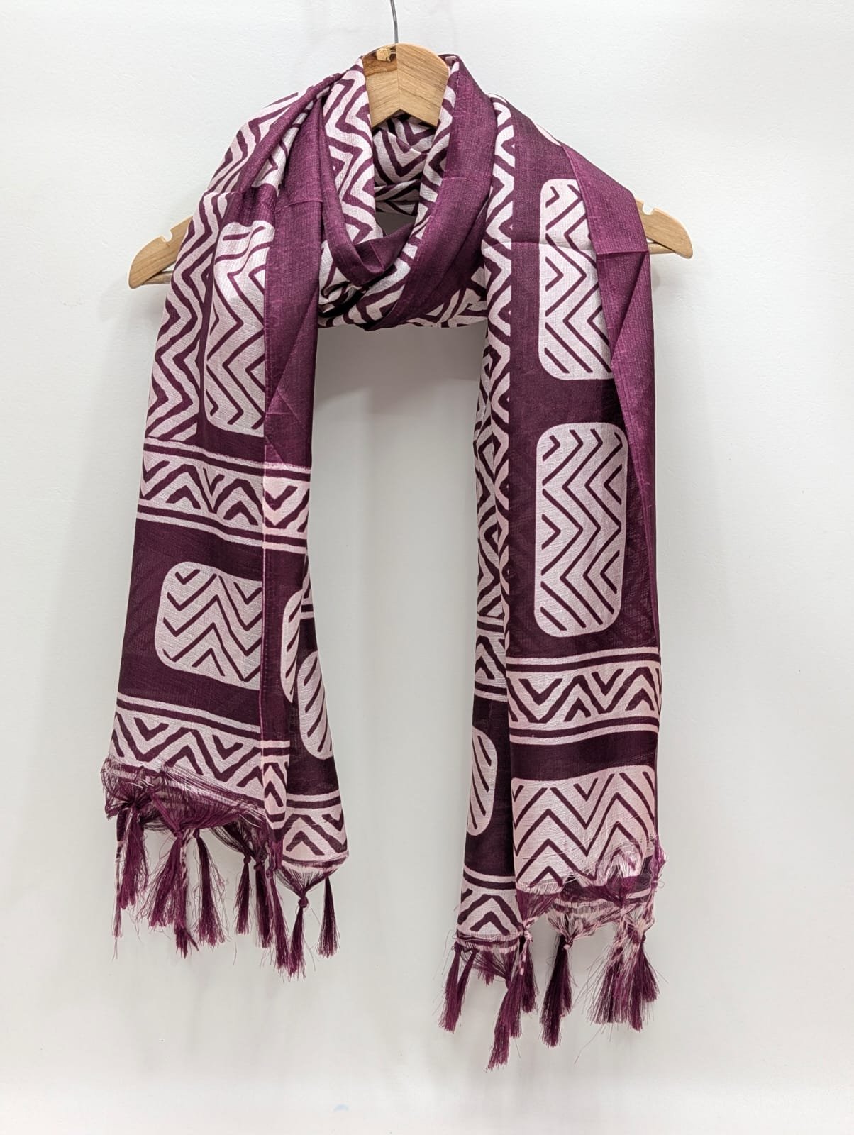 Maroon geometric pattern stole with tassels
