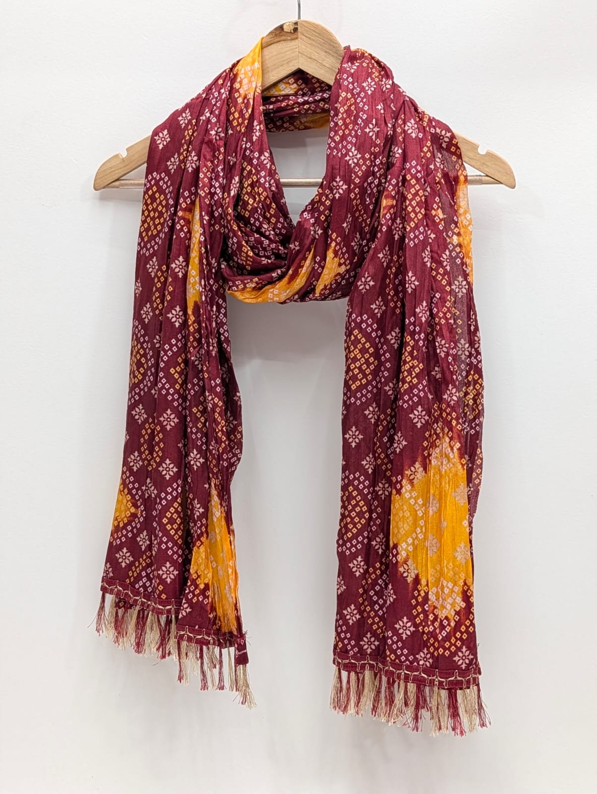 Maroon bandhani synthetic fibre stole with tassels