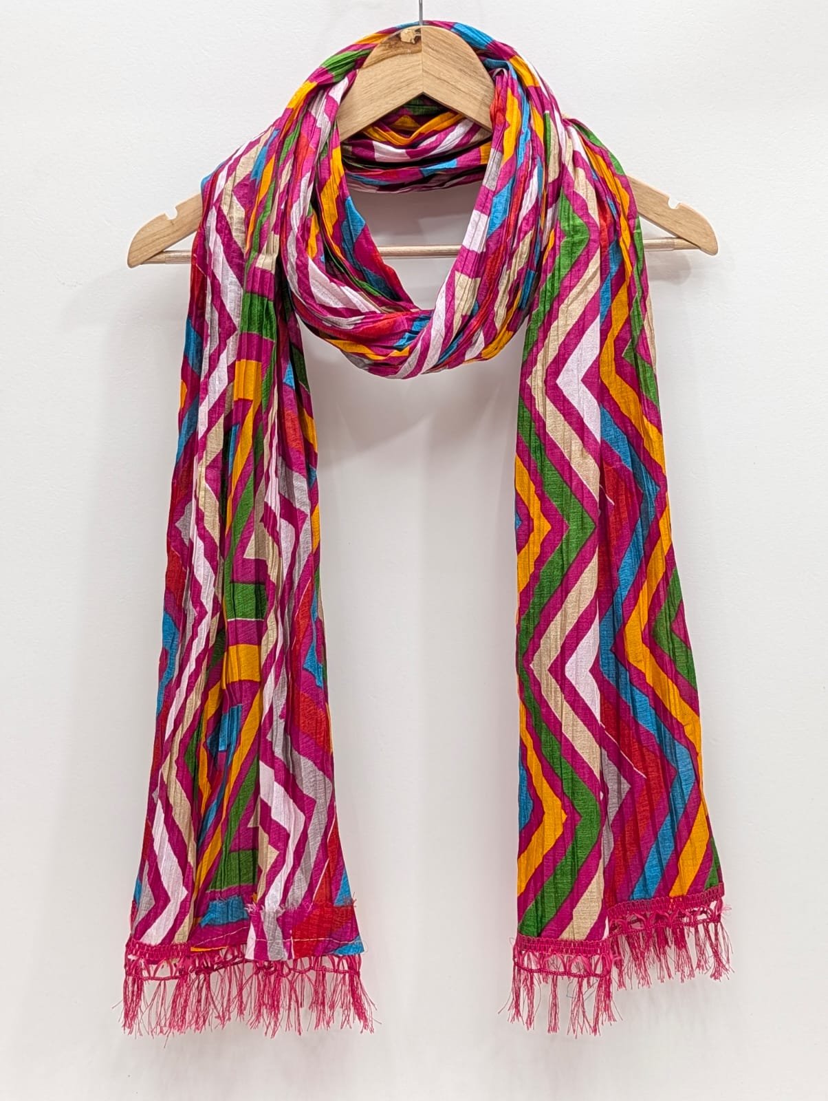 Multicolor zigzag synthetic fibre stole with tassels
